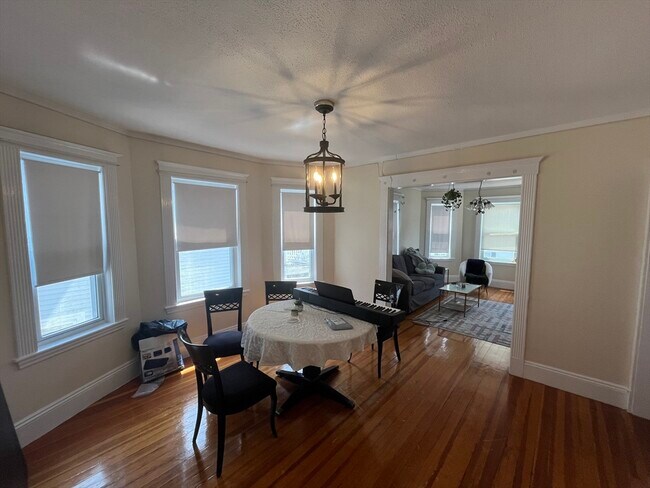 Photo - 39 Montfern Ave Unit 3