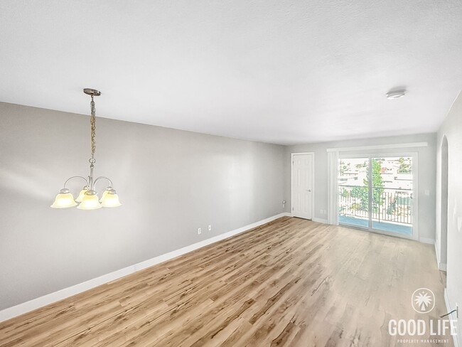 Building Photo - Beautiful 2BD/1BA W/ Updated Kitchen, AC, and In-Unit Laundry in Colina Del Sol!