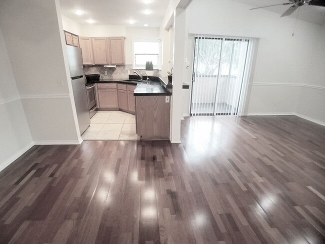 Building Photo - Beautiful 1/1 Wood Floors Condo for Rent i... Unit 6
