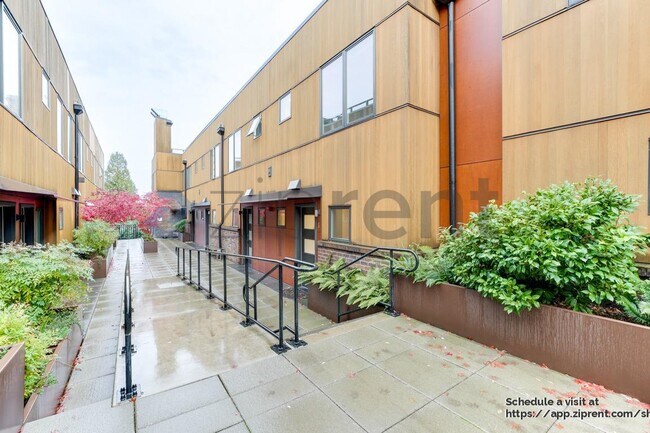 Photo - 3300 NE 65th St