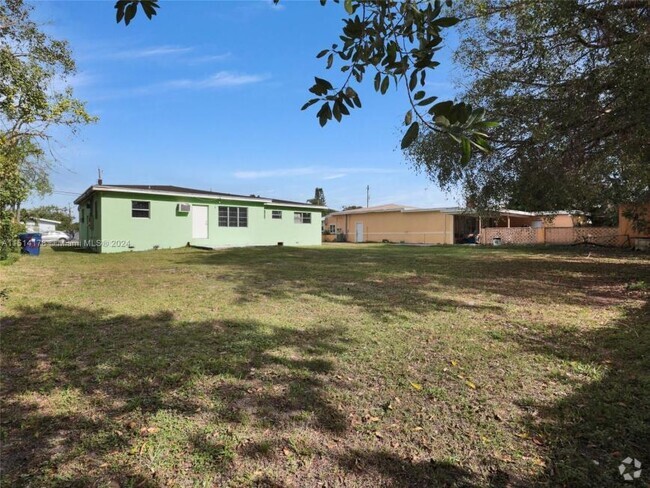Building Photo - 2 bedroom in Miami FL 33181 Rental
