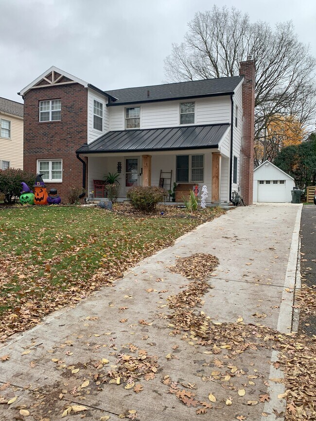 1 Plus size garage and Driveway for parking - 3726 Olentangy Blvd