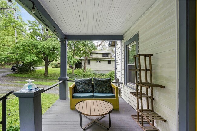 Building Photo - 570 Spencer Rd