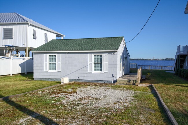 Waterfront Cottage - Newly Renovated! - Waterfront Cottage - Newly Renovated! House