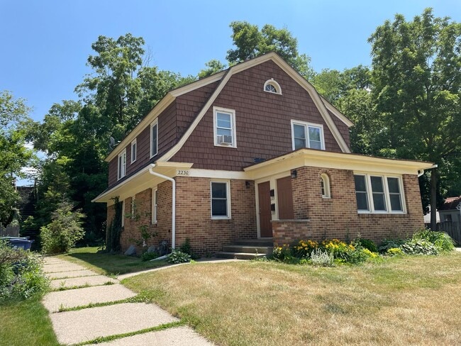 Building Photo - 2230 Riverside Dr NE Unit 2