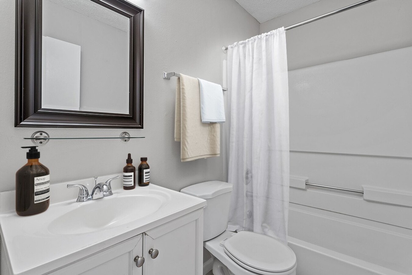 Photo - ** COMING SOON ** Charming, updated 2BR/2BA Unidad 108 Barslund Court