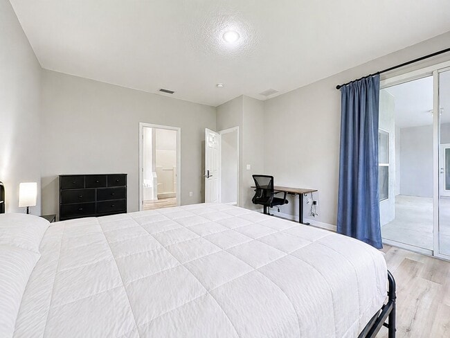 Photo - 57 Renshaw Dr