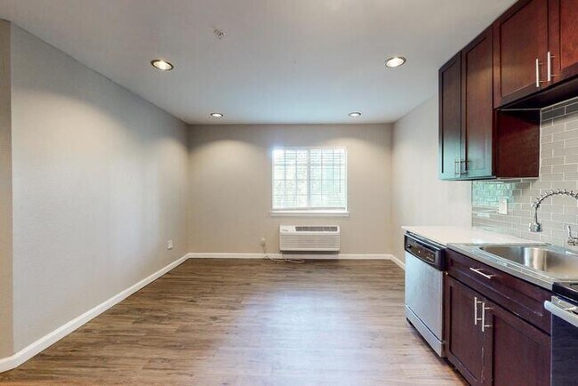 Photo - 8300 N Interstate Hwy 35 Unit a1