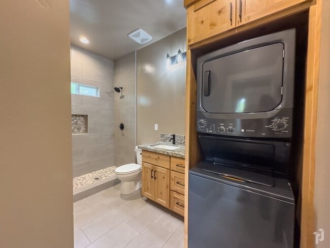 Photo - Olive421 / E.4th555- RM Unidad 555 E. 4th St.