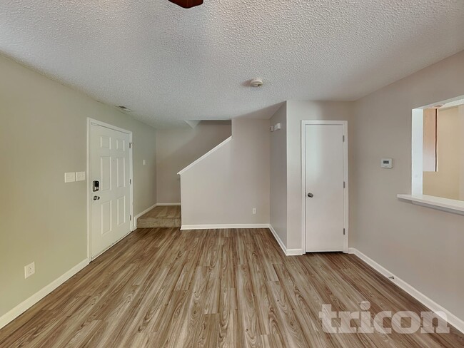 Photo - 535 Railway Pl SW