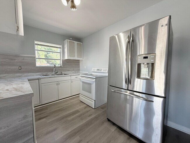 Building Photo - 1000 W Lakewood Rd Unit 7