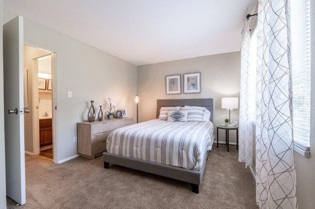The Summit at Ridgewood Apartment and Townhomes