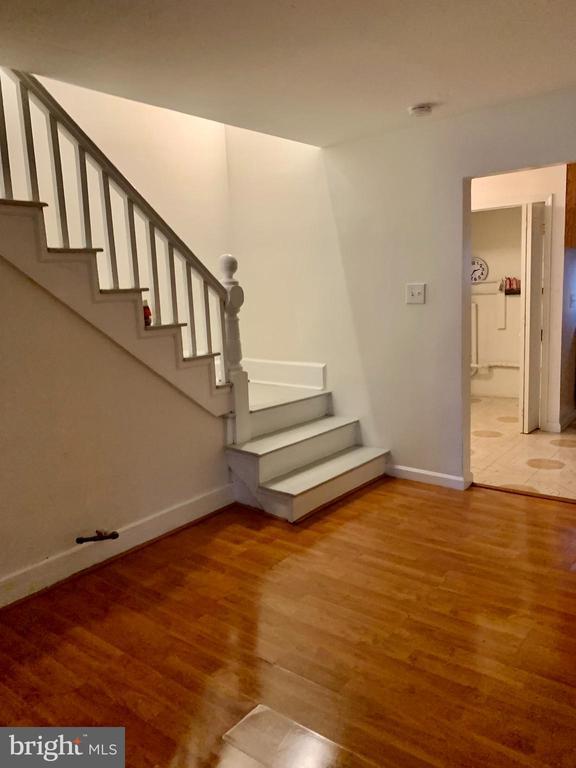 Photo - 221 Baker St
