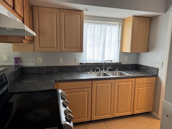 Photo - 910 SW Airoso Blvd