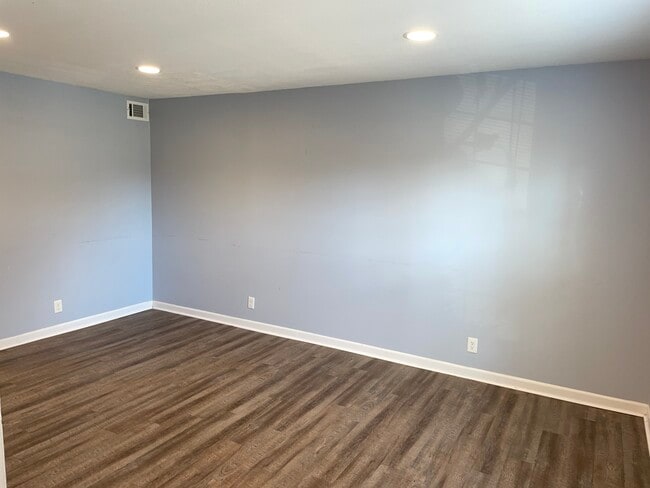 Living room - 1010 Country Club Rd Unit N2