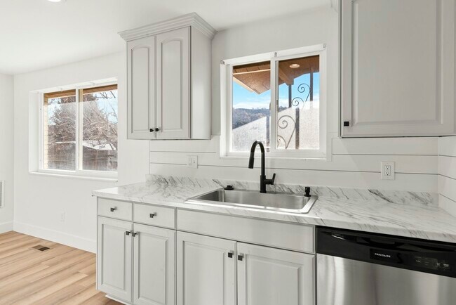 Photo - 1335 E Lester Dr