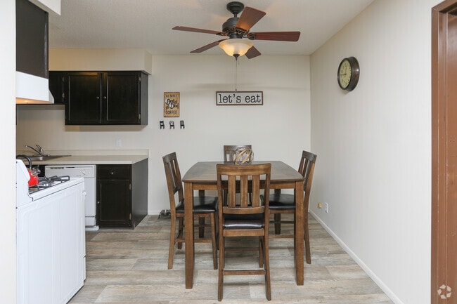 2BR, 1.5BA - 990 SF