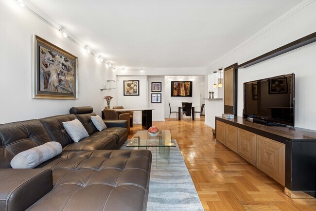 Photo - 135 E 54th St