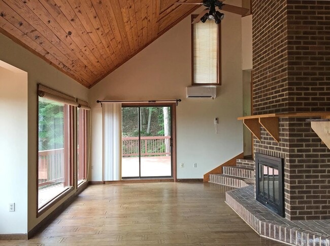 Sala de estar - 983 Brattle Ln