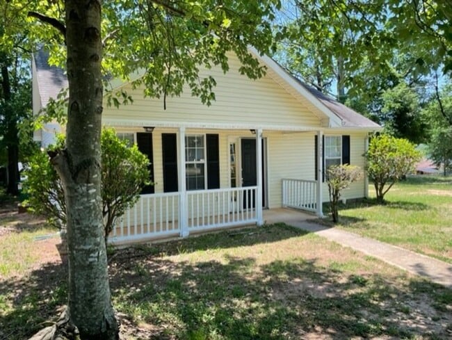 Building Photo - Charming ranch-style 2 Bedroom 1 Bath home in Pineville offering comfortable single-level living.