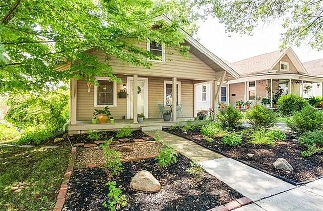Building Photo - Charming West Plaza Bungalow Rental