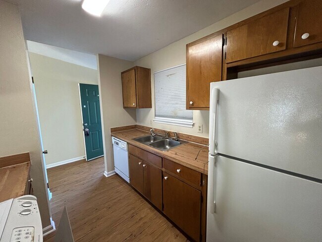 Photo - Spacious 2 bedroom! BRAND NEW PAINT AND FLOORING