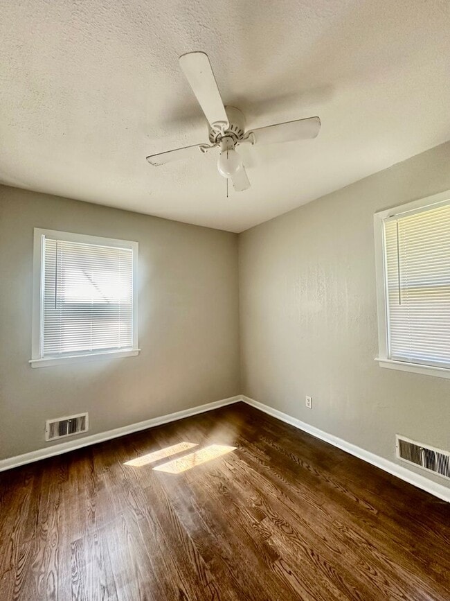 Photo - Cute 3 Bedroom 1 Bath For Rent!