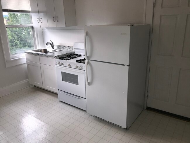Building Photo - 1529 Adams Ave Unit 3rdFloorREAR