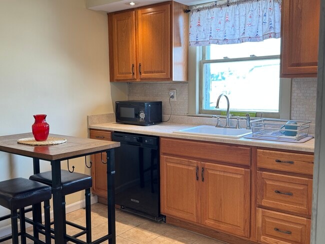 Kitchen - 55 Brewster Ave Unit 55A