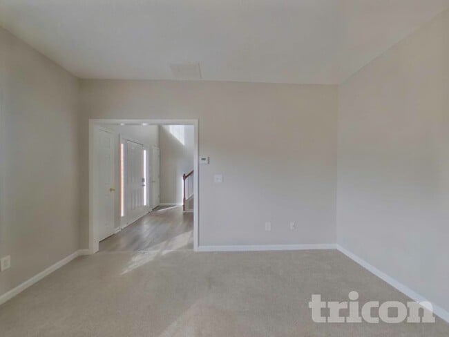 Photo - 5774 Broadleaf Way