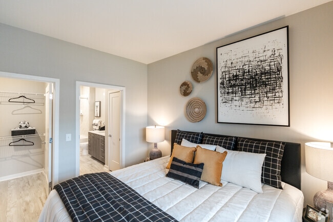 2BR,2BA-1,086 SF