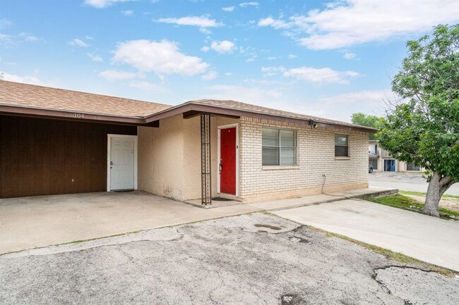 Building Photo - 104 Hackberry Ln