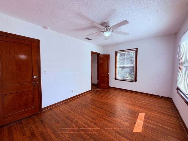 Photo - 27 E 63rd St