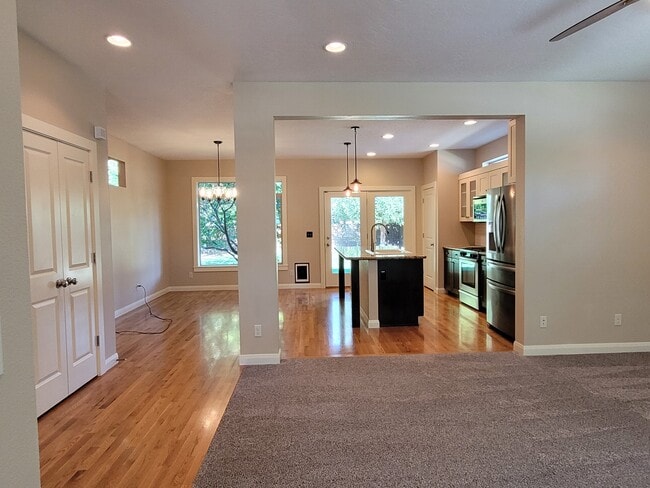 Photo - 608 W Laughton Dr