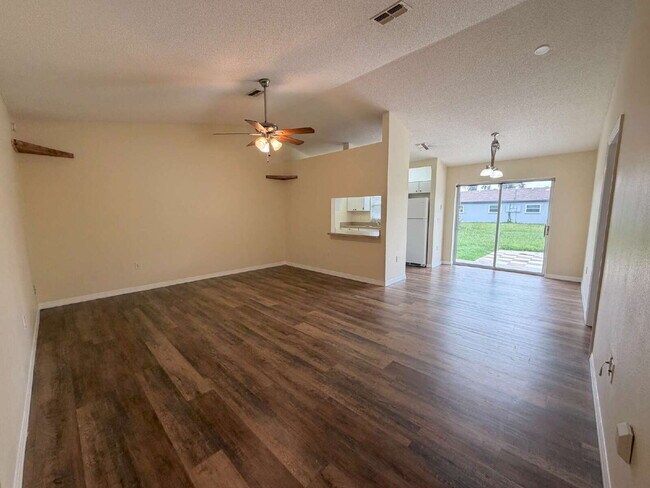 Photo - 10297 Hemlock St