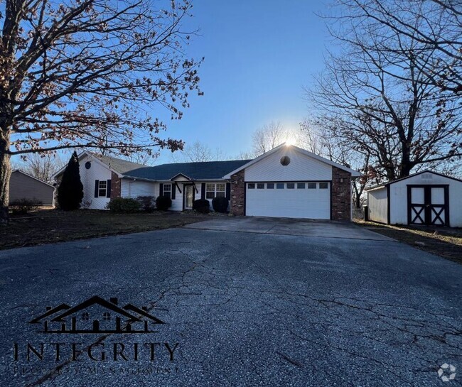 Building Photo - Home with a Fenced in Backyard Close to FLW