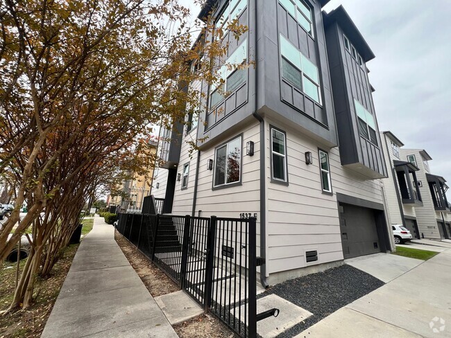 Building Photo - 3 story townhome in the Heights now available