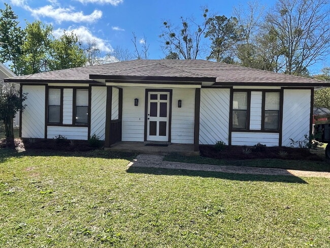 Building Photo - Welcome home to this charming 2-bedroom, 1-bath residence featuring a warm and inviting layout. E...