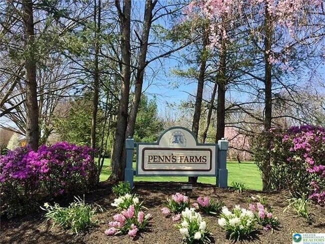 Photo - 102 Quaker Dr