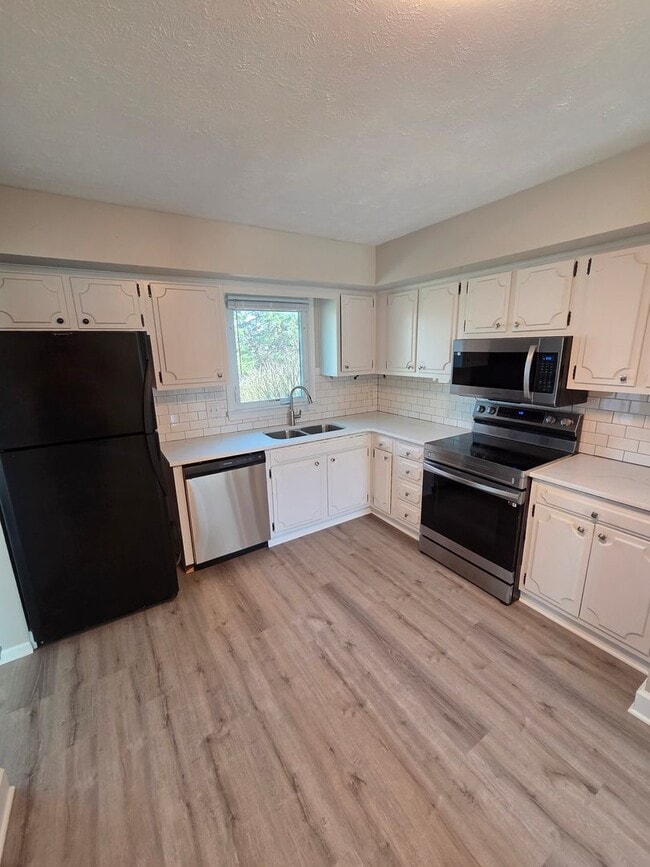 Photo - 3 bed, 2 bath, 1 car garage, fenced backyard, newly remodeled!