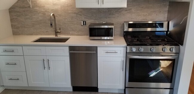 Unit 2 - 679 Park Ave W