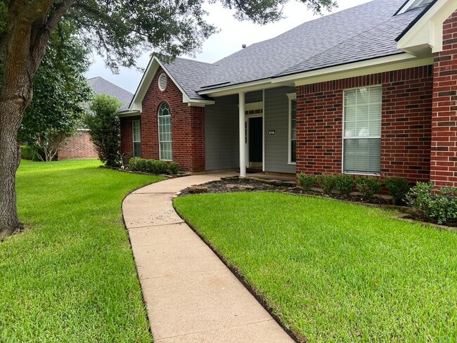 Photo - Large Lot Close to to Barksdale Air Force Base w/POOL!!