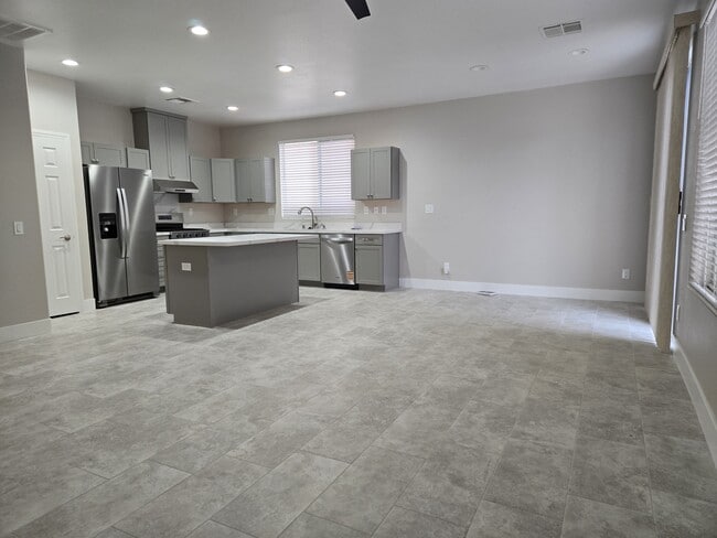 Photo - 993 White Glacier Ave