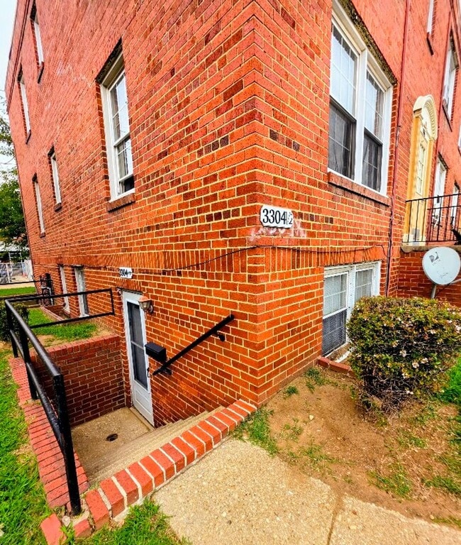 Building Photo - 3304.5 E Capitol St SE Unit E