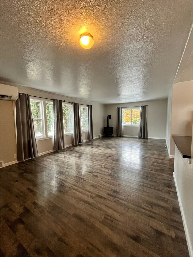 Photo - Remodeled duplex located in Silverton, Idaho. Unidad THI114-A