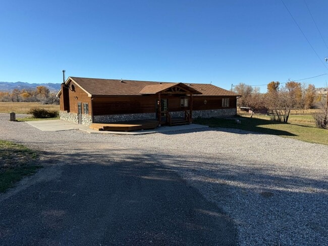 Building Photo - 3 Bed 2 Bath Large Semi-Rural Modern Beaut...