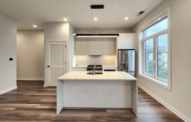 Photo - 1348 W Roscoe St
