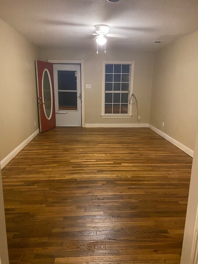 Photo - 411 College Street