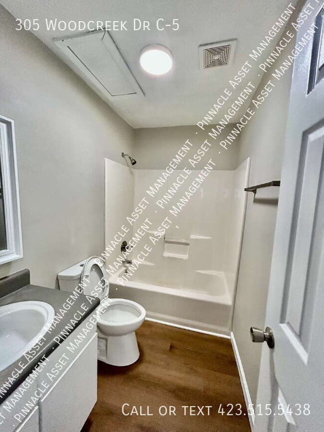 Photo - 305 Woodcreek Rd