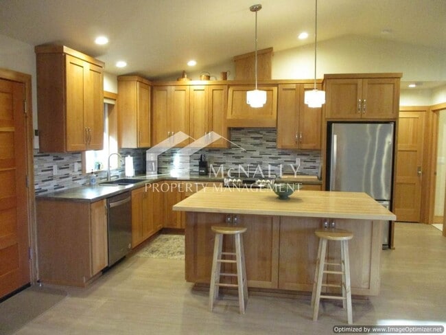 Photo - Fully Furnished 1 Bedroom Apartment in Gig...